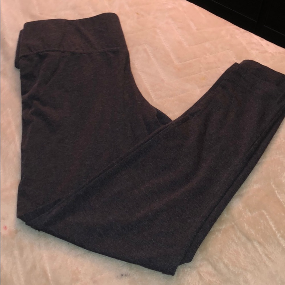 GREY LEGGINGS